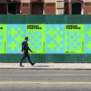 Może przedstawiać: Trzy plakaty z zielonym i niebieskim geometrycznym wzorem i tekstem "URBAN POSTERS" w kolorze czarnym. Plakaty są zamontowane na zielonym płocie budowlanym w miejskim otoczeniu.