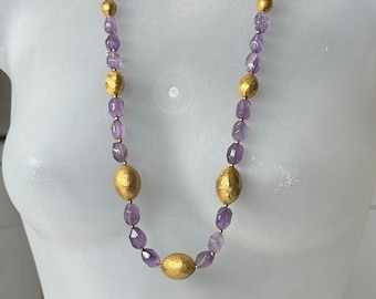 Etrusca Gioielli Halskette Facettierte Amethyste und Gehämmerte Goldkugeln, 18K Vergoldet