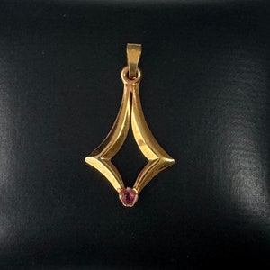 Gold-colored costume jewelry pendant with delicate pink stone from the 70s