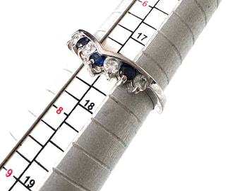 Vintage costume jewelry ring: Timeless design with blue-clear stones