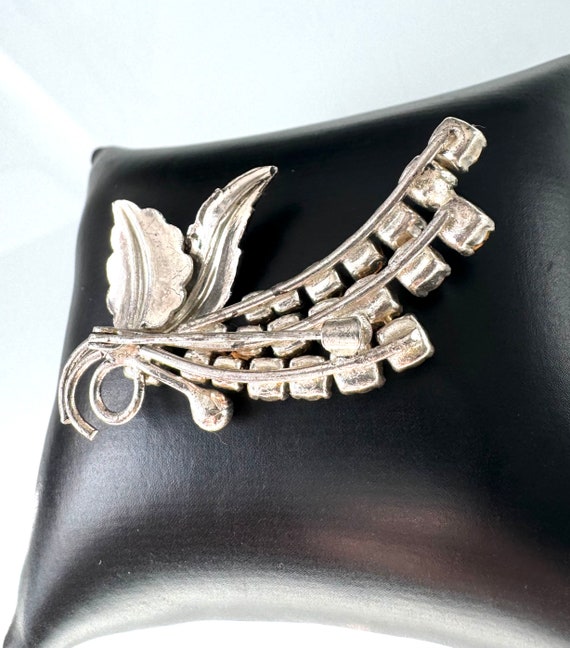 Broche de créateur vintage en strass argenté massif
