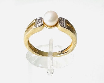 ¡Bonito anillo noble en plata 925 bañada en oro con una perla y dos circonitas!