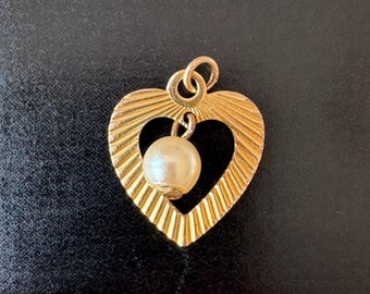 Encantador pingente vintage em forma de coração, feito em ouro 12K e preenchido com pérolas pendentes!