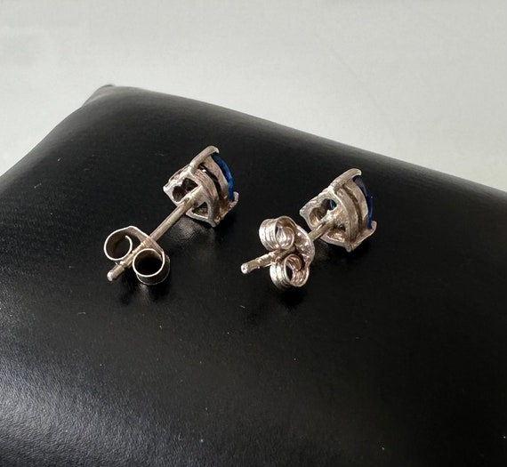 Elegant 925 silver stud earrings with heart-shape… - image 9