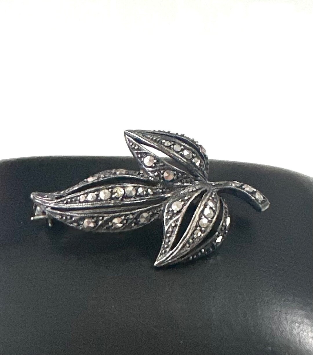 Broche Art Déco En Argent 925 - Forme Feuille Avec Marcassites - 45x45mm - Occasion