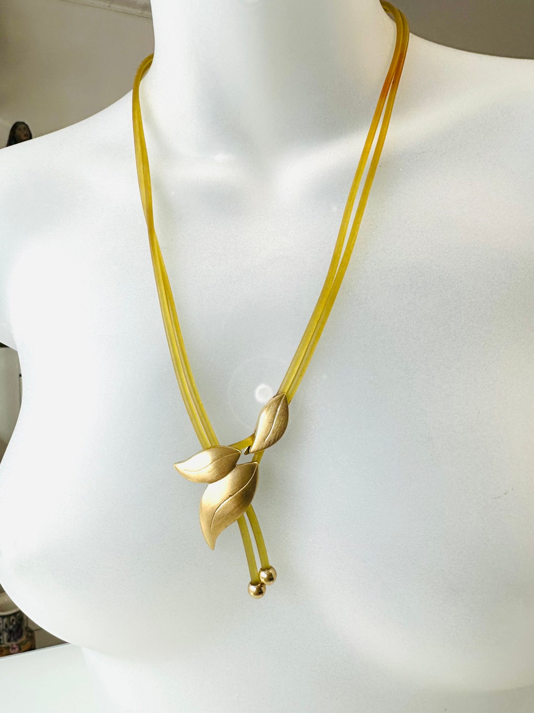 Collana vintage in gomma di Pierre Lang con ciondolo in oro PL