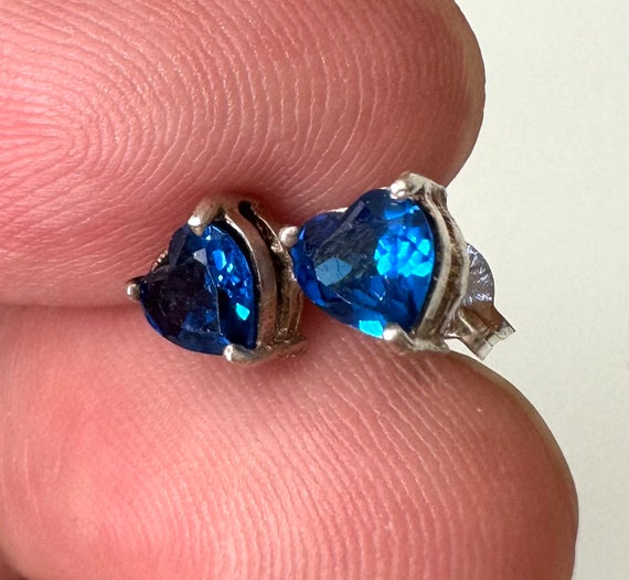 Elegant 925 silver stud earrings with heart-shape… - image 3