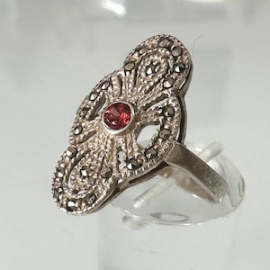 Beautiful Art Deco 925 silver ring with marcasites and pink colored stone!
