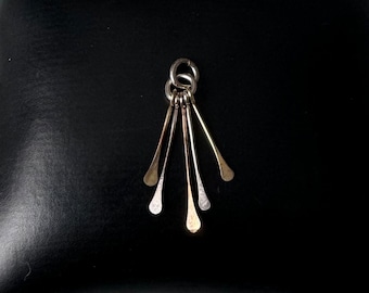 Vintage silver pendant with movable strands - a touch of retro charm