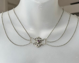 Elegante collana in costume tradizionale con scintillante pietra viola: un gioiello per le occasioni festive