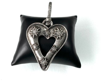 Impressive traditional costume jewelry heart pendant: A glamorous highlight for dirndl and charivari