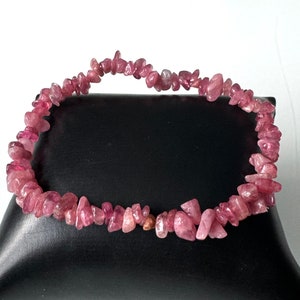 Delicate splinter bracelet with pink semi-precious stones!