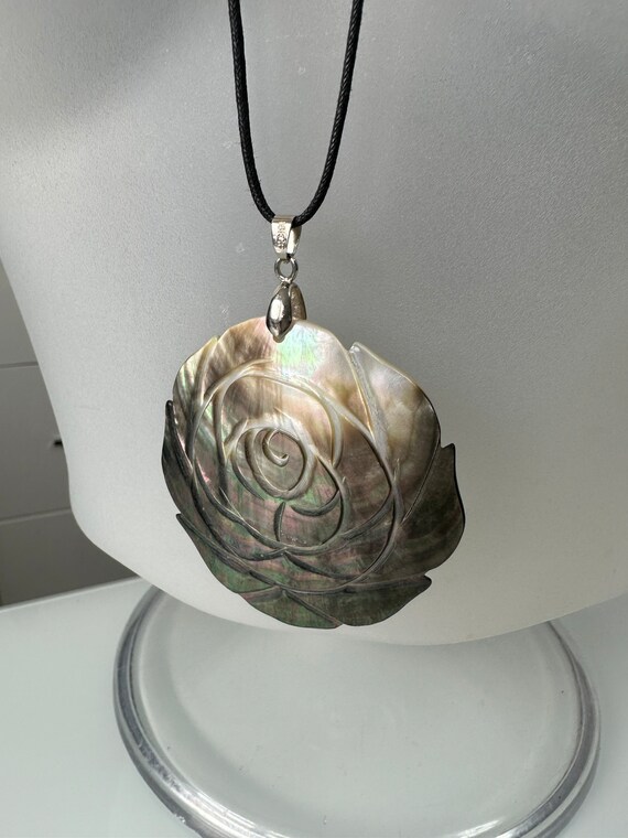 Wonderfully beautiful large mother-of-pearl penda… - image 3