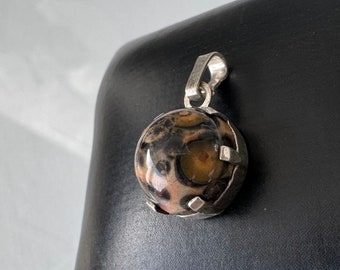 Noble vintage 835 silver pendant in stone design!