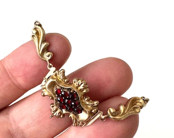 Antique Biedermeier jewelry clasp made of 14 karat gold with garnet setting