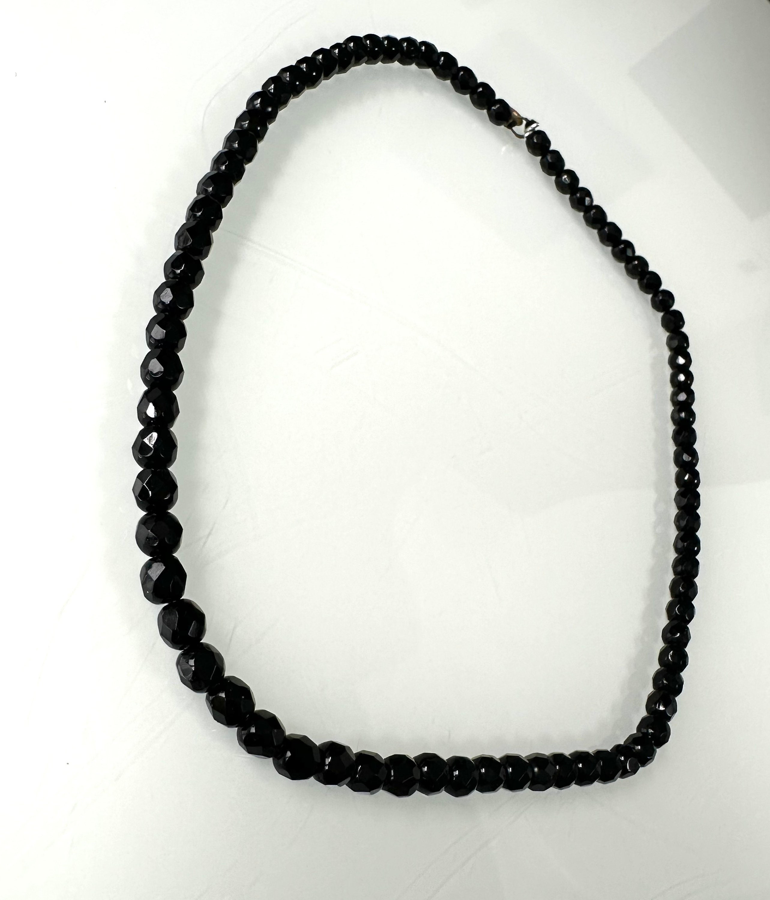 Collier Vintage Boule Facette Noire De Deuil - Bijou Ancien, Occasion, Pour Collection Ou Port Quotidien