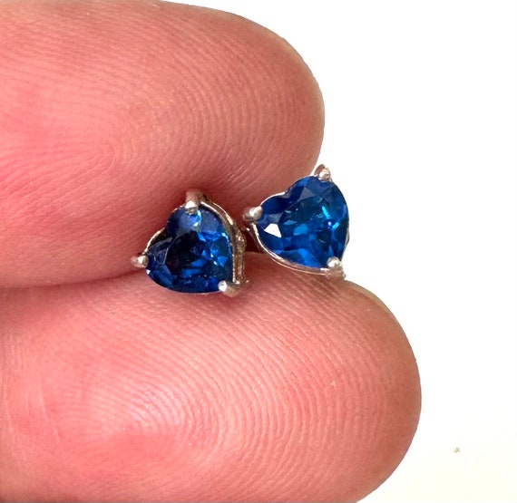 Elegant 925 silver stud earrings with heart-shape… - image 2
