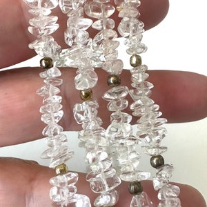Long rock crystal chip necklace with gold-colored beads!