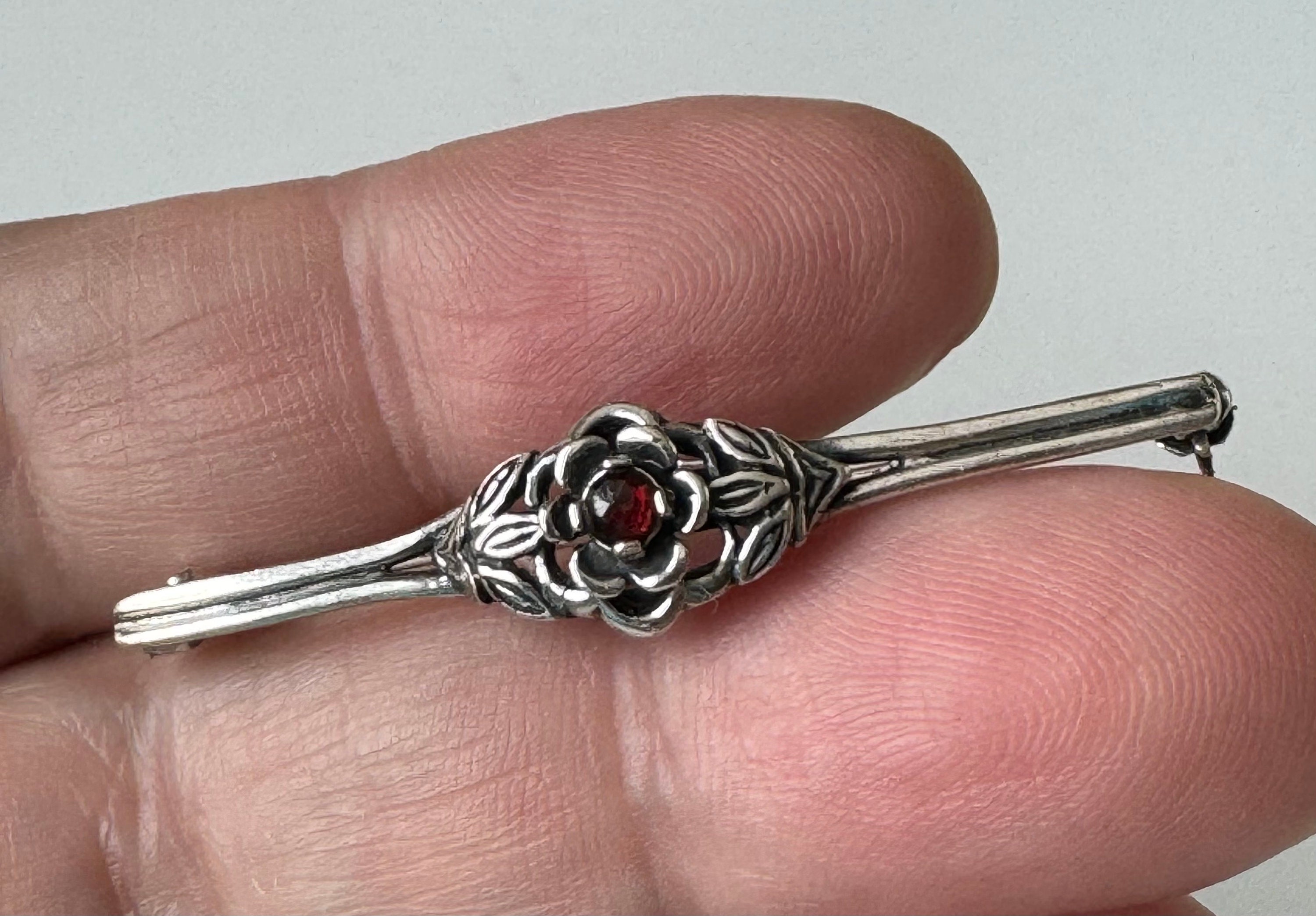 Broche Ancienne En Argent 835 Ornée De Grenats - Style Traditionnel Allemand - Occasion En Très Bon état