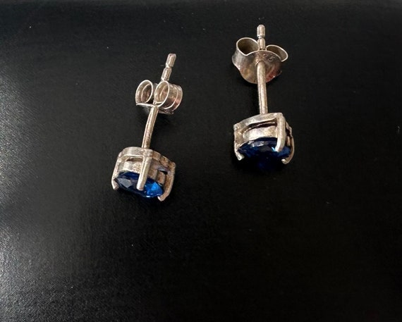 Elegant 925 silver stud earrings with heart-shape… - image 7