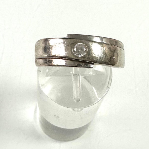 Elegant 925 silver designer ring with shiny stone!