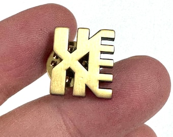 Goldfarbener Pin-Anstecker 'XE' – Ein Hauch von Eleganz in Miniaturform