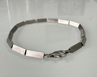 Preciosa pulsera de diseño de plata 925 con una forma angular inusual.