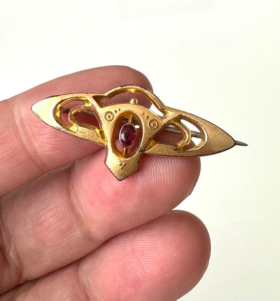 Broche Art Nouveau Ancienne Vers 1900 - Métal Doré Avec Pierre Rouge, Occasion D'époque Adorable