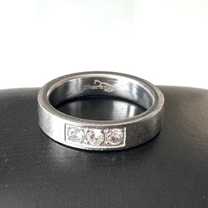 Hübscher Edelstahl Ring Sharky mit funkelnden klaren Steinen