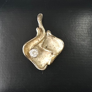 Unique 925 silver pendant with glittering stone!