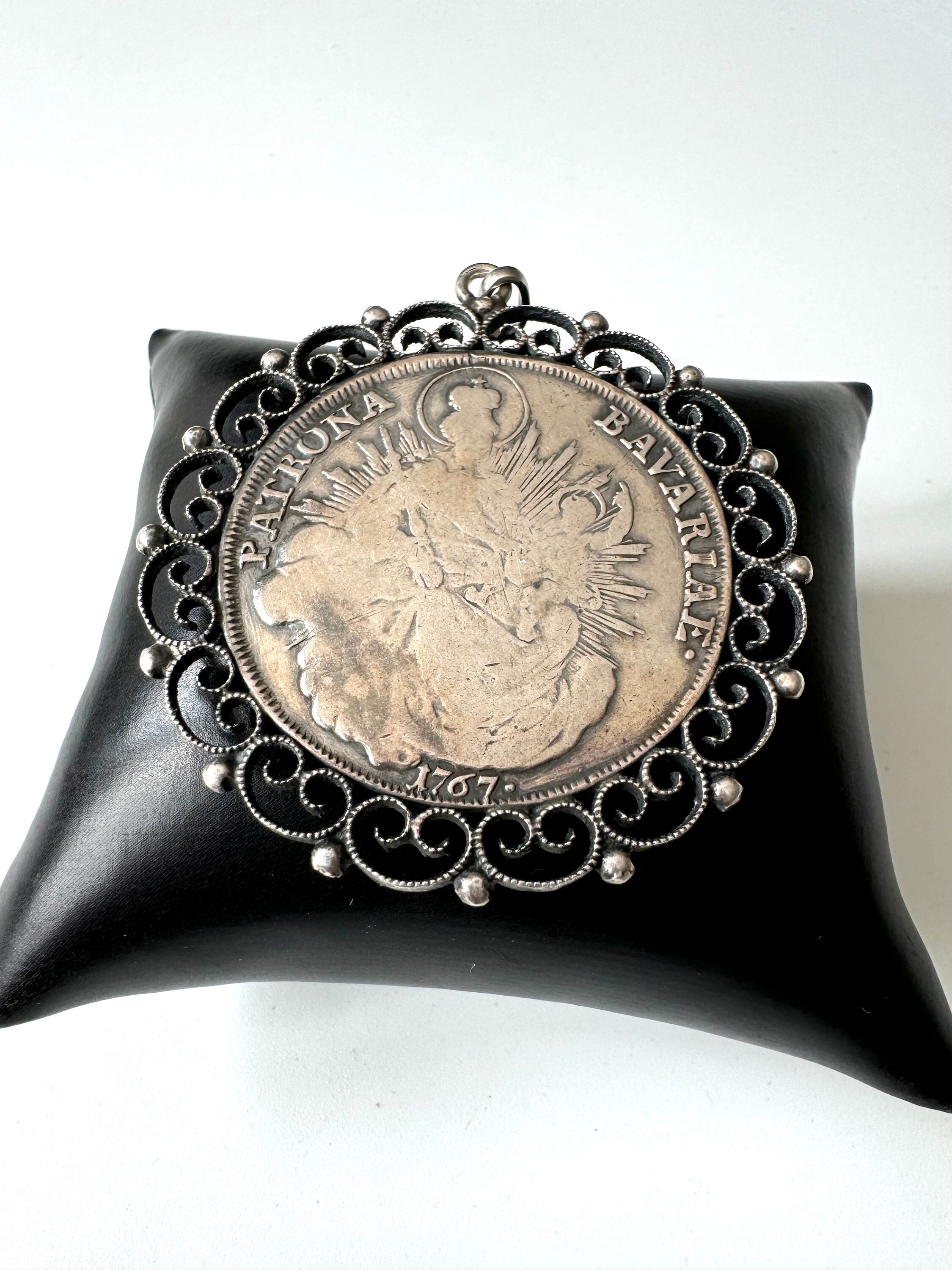 【真正品保証】1774年 ターラー銀貨 PATRONA BAVARIAE Silver Thaler Pendant Patrona Bavariae 1767 Bavaria Madonnataler