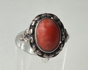Art Deco ring in 835 silver, set with coral cabochons!