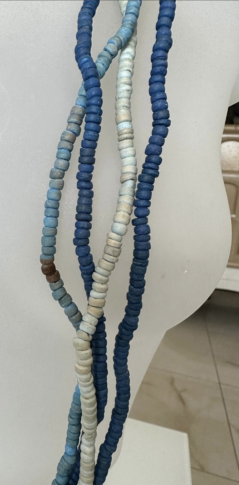 Acquista ora VINTAGE BIJOUX - Collana lunga di perla , con pietre colorate | Alba Gioielli