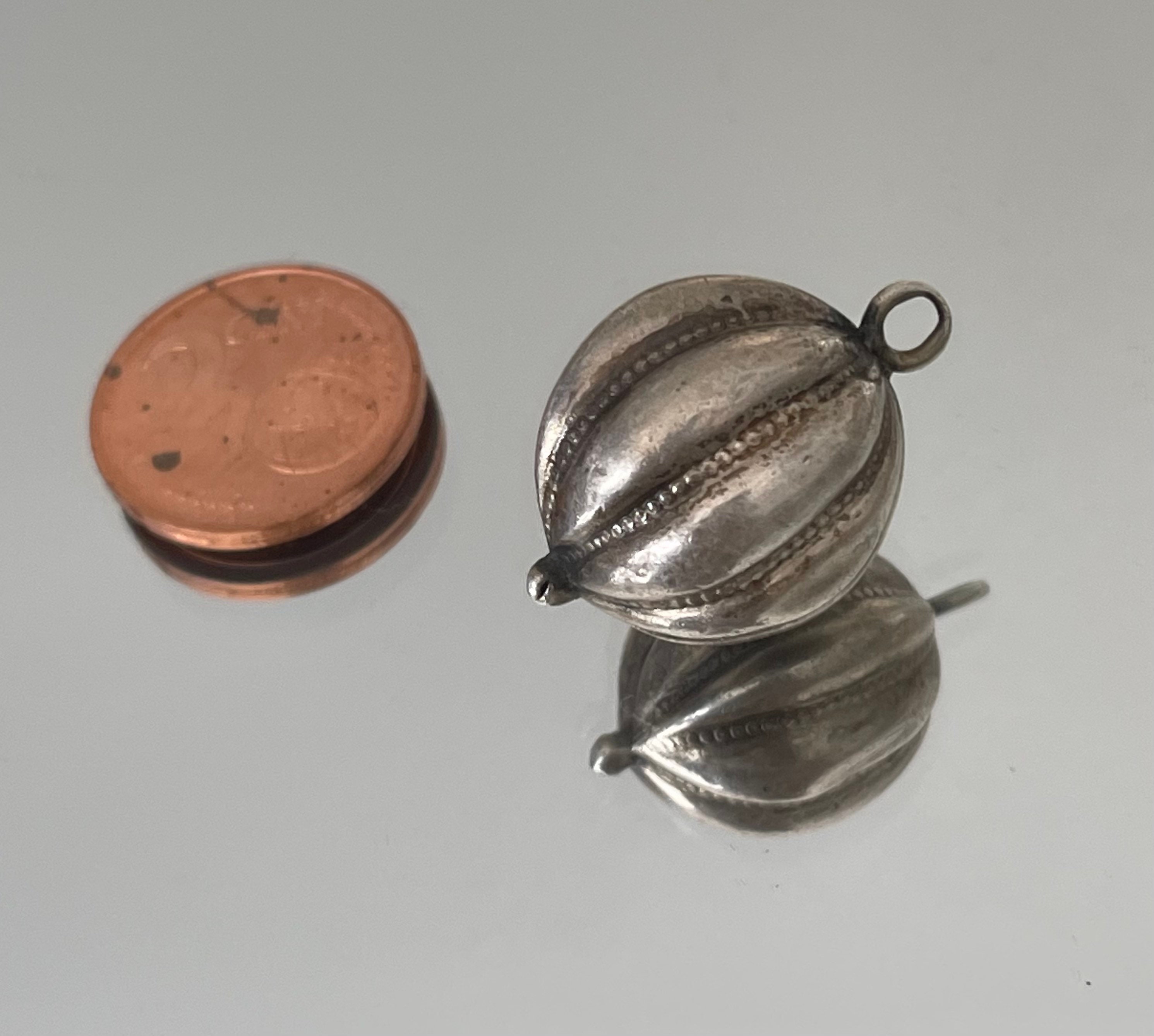 Pendentif Boule Argenté – Début 1900 – Bijou Ancien