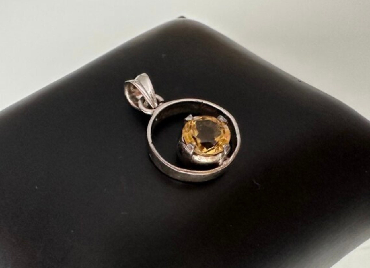 Collier Vintage Art Déco Argent Avec Pendentif Gravé Et Vitrail Citrine