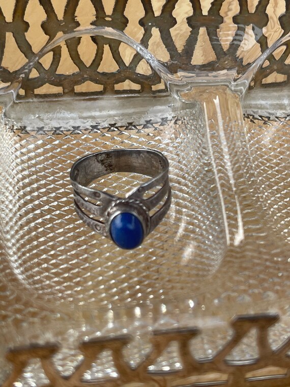 Bague En Argent Massif Avec Cabochon De Pierre Bleue Et Motifs Ajourés - Occasion, état à Vérifier