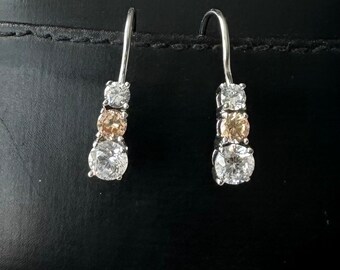 Eleganti orecchini pendenti realizzati in argento 925 con pietre taglio brillante