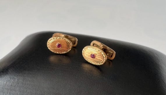 Antike Jugendstil Knopflochknöpfe aus 18 Karat Gold mit Rubinbesatz