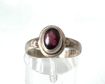 Vintage designer 925 silver ring with amethyst cabochon!