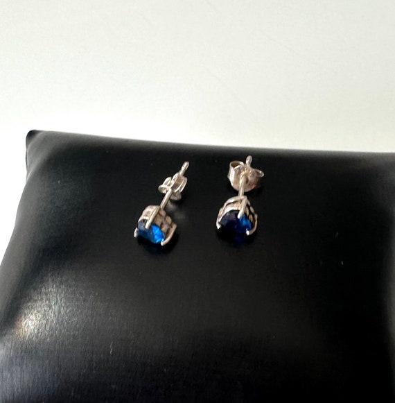 Elegant 925 silver stud earrings with heart-shape… - image 6