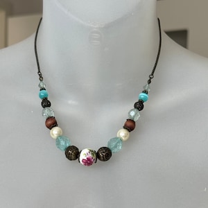 Modieuze balletjesketting in bronskleurig design!