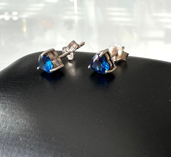 Elegant 925 silver stud earrings with heart-shape… - image 8