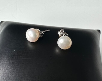 Nobili orecchini in argento 925 con grande perla bianca!