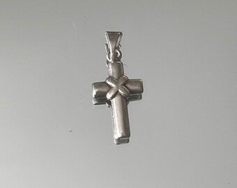 Hübsches kleines echt Silber Kreuz 2cm  mit Meisterpunze  !
