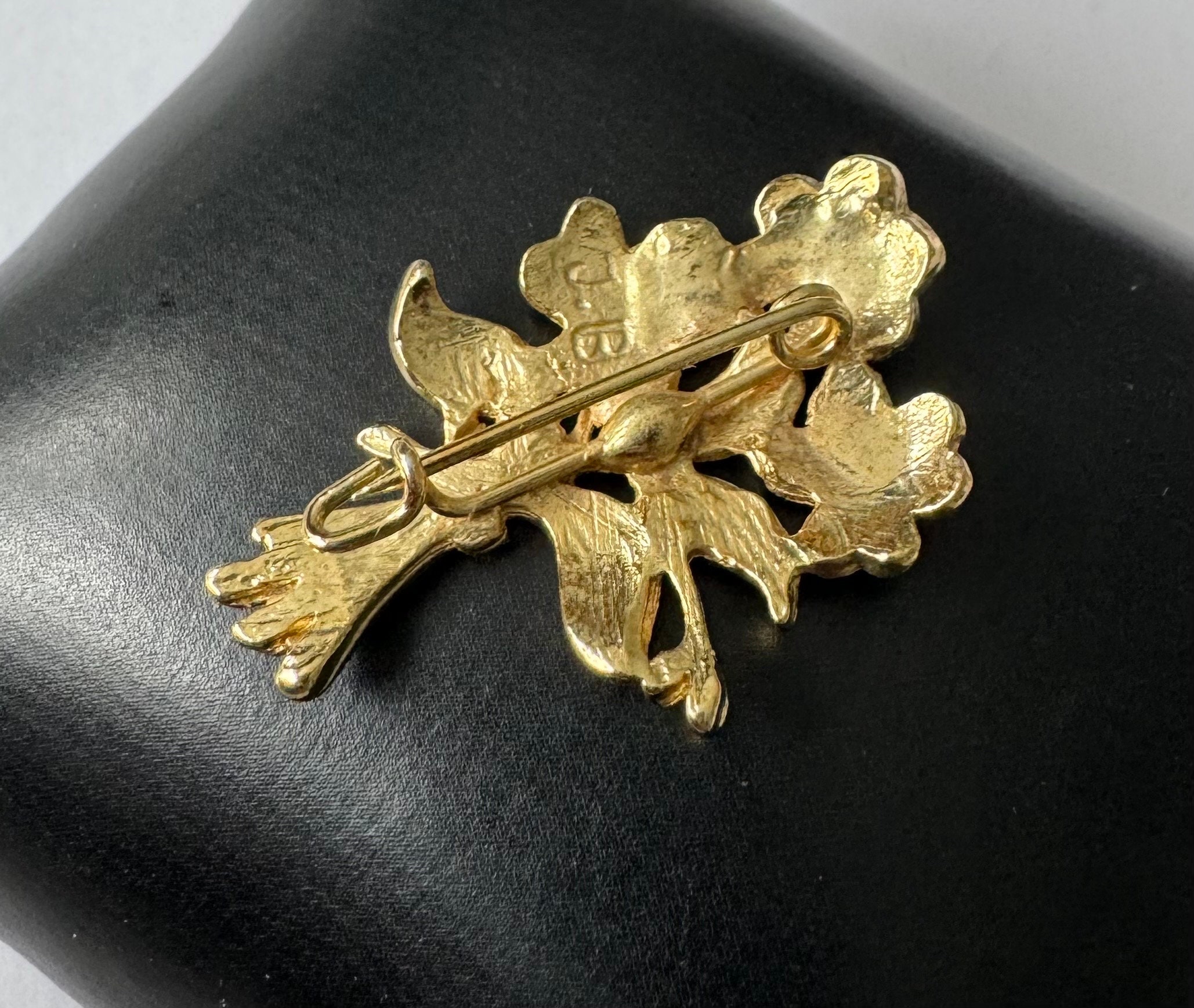 Spilla Vintage Trsince Smalto E Strass – Decorazione Floreale Oro E Perle, Unisex