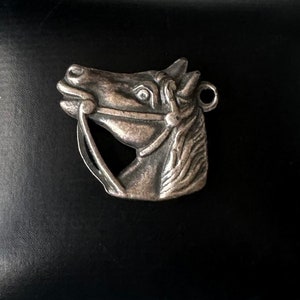 Charming vintage pendant horse head costume jewelry!