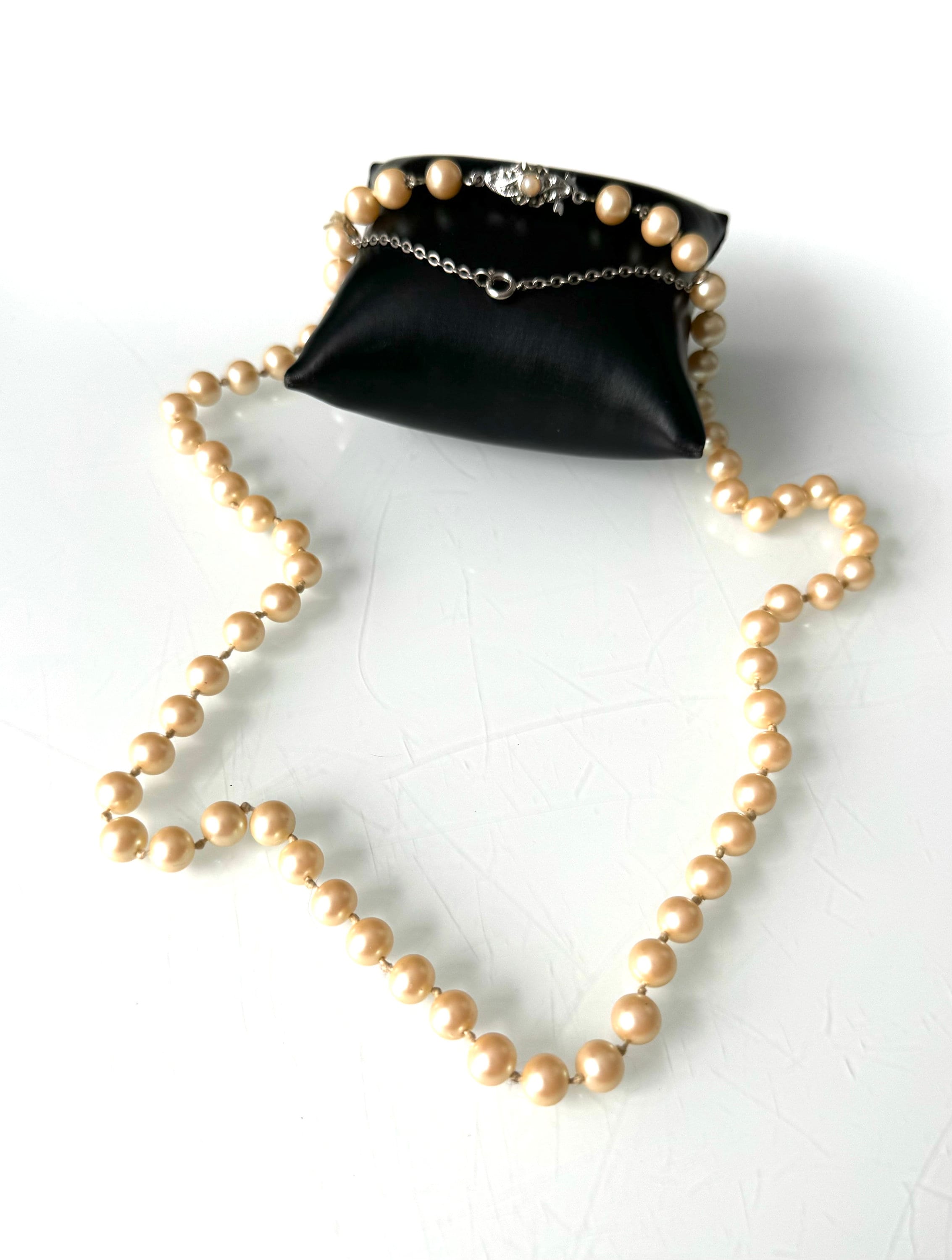 Collier chocker de perles de culture, fermoir en métal doré. Longueur