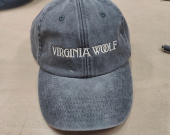 Kappe mit Virginia Woolf Schriftzug