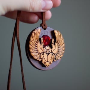 Collar de madera de escarabajo con cristal rubí, amuleto de escarabajo egipcio, colgante de Khepri, amuleto de buena suerte del Antiguo Egipto, collar antiguo estético