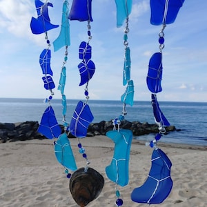 SOMMERBRISE wind chime, made of sea glass, with glass beads, in turquoise and deep blue, on driftwood, chime, suncatcher